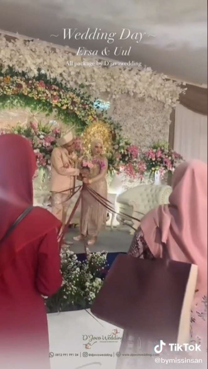 Cinta Sejati, Viral Wanita Dinikahi Pria dengan Kekurangan Fisik di Karawang, Lihat 8 Potretnya