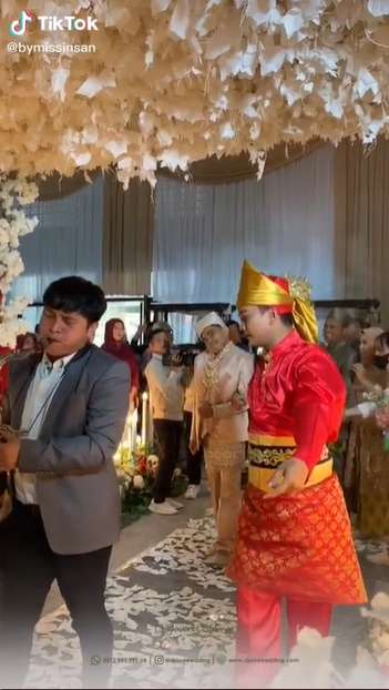 Cinta Sejati, Viral Wanita Dinikahi Pria dengan Kekurangan Fisik di Karawang, Lihat 8 Potretnya