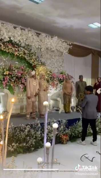 Cinta Sejati, Viral Wanita Dinikahi Pria dengan Kekurangan Fisik di Karawang, Lihat 8 Potretnya