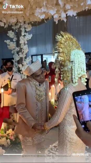 Cinta Sejati, Viral Wanita Dinikahi Pria dengan Kekurangan Fisik di Karawang, Lihat 8 Potretnya