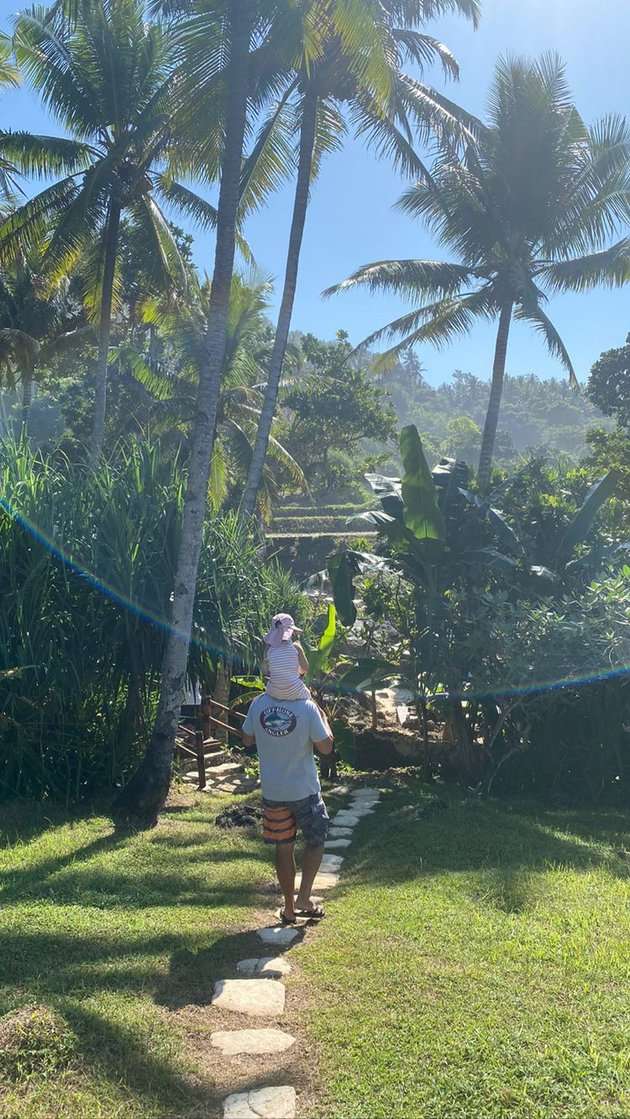 Potret Panji Trihatmodjo Liburan Mewah di Sumba, Sang Istri si Bule Cantik Varsha Strauss Bahagia Lihat Kerbau!