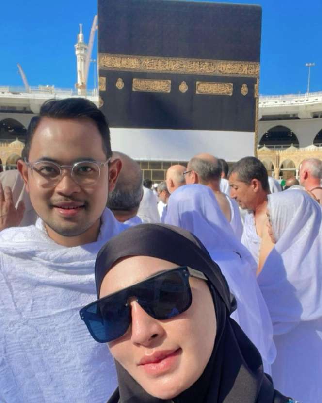 Potret Shandy Purnamasari dan Juragan 99 Jalani Ibadah Haji, Penampilannya Jadi Sorotan