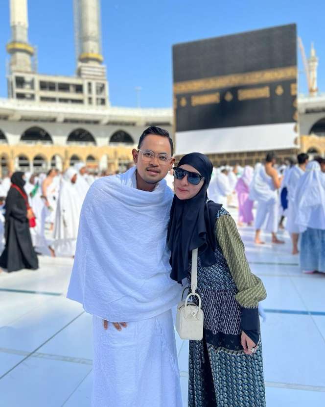 Potret Shandy Purnamasari dan Juragan 99 Jalani Ibadah Haji, Penampilannya Jadi Sorotan