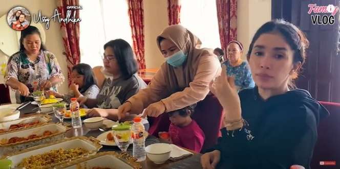 Potret Ussy Sulistiawaty bersama Anak-anaknya Bertemu Keluarga Mantan Suami, Netizen Soroti Rumah Sugianto Sabran