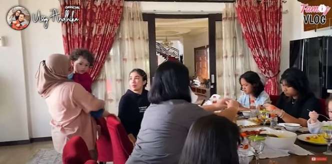 Potret Ussy Sulistiawaty bersama Anak-anaknya Bertemu Keluarga Mantan Suami, Netizen Soroti Rumah Sugianto Sabran