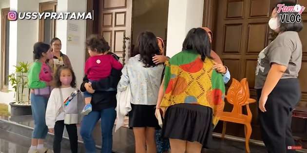Potret Ussy Sulistiawaty bersama Anak-anaknya Bertemu Keluarga Mantan Suami, Netizen Soroti Rumah Sugianto Sabran