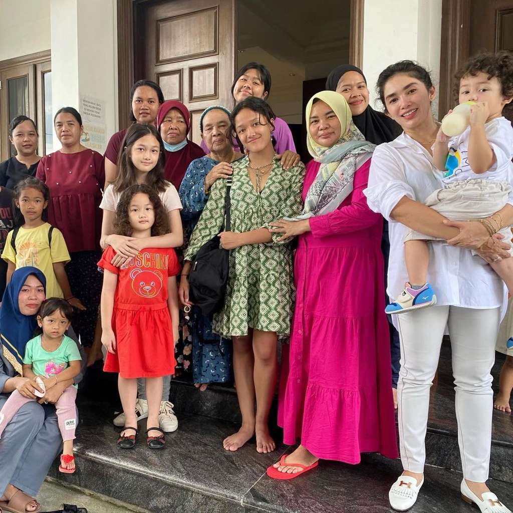 Potret Ussy Sulistiawaty bersama Anak-anaknya Bertemu Keluarga Mantan Suami, Netizen Soroti Rumah Sugianto Sabran