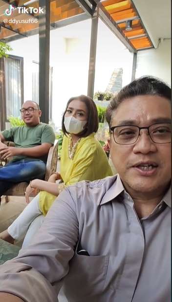 10 Potret Ibunda Jeje `Slebew`, Ternyata Kerabat Seleb Terkenal, Netizen: Udah Jadi Artis Baru Dicari!