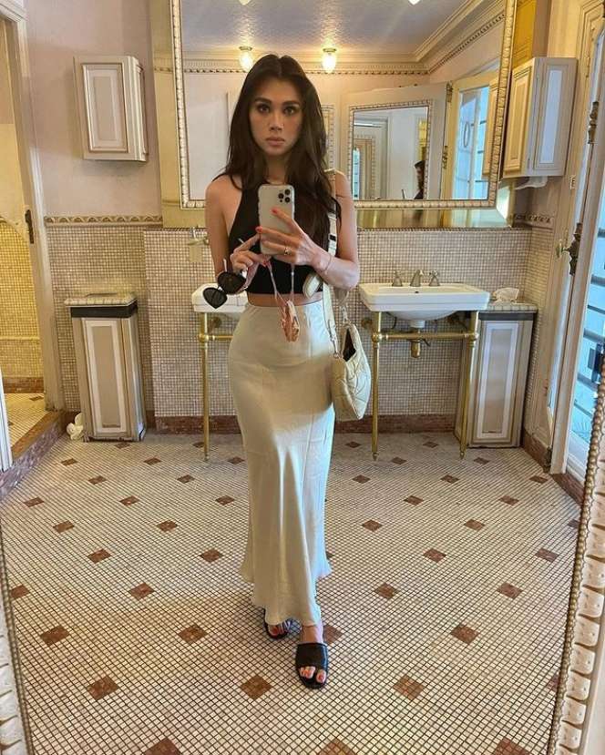 Potret Adinda Bakrie, Hot Mom Pemilik Pinggang Super Langsing!
