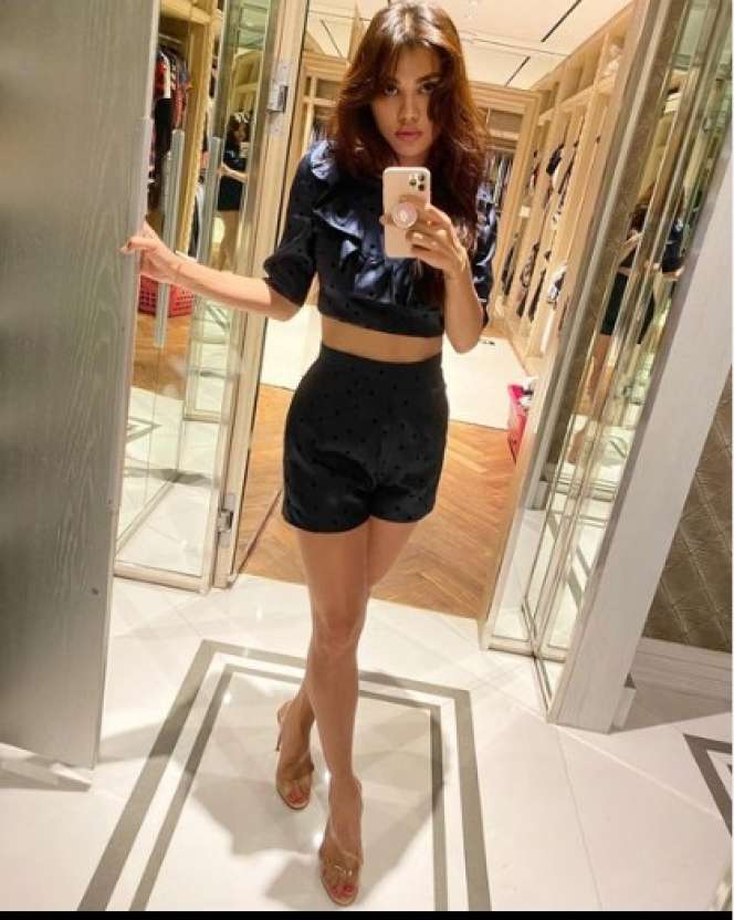 Potret Adinda Bakrie, Hot Mom Pemilik Pinggang Super Langsing!