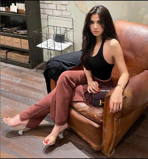Potret Adinda Bakrie, Hot Mom Pemilik Pinggang Super Langsing!