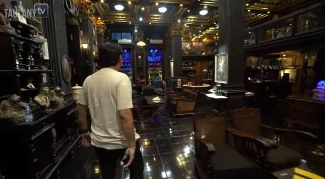 Potret Rumah Penyanyi Rock Legendaris Indonesia, Punya Ahmad Dhani Mirip Museum Bersejarah!