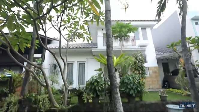 Potret Rumah Penyanyi Rock Legendaris Indonesia, Punya Ahmad Dhani Mirip Museum Bersejarah!