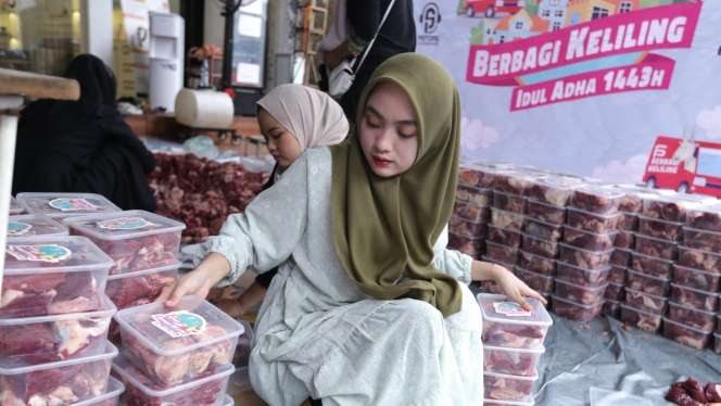 FOTO: Putra Siregar Terima Rekor MURI Kurban Terbanyak