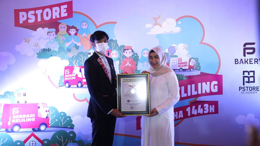 FOTO: Putra Siregar Terima Rekor MURI Kurban Terbanyak