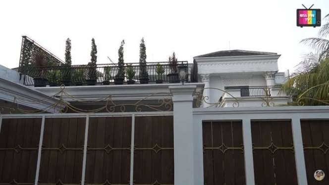 5 Potret Rumah Mewah Artis Hasil Kredit dan Nyicil, Milik Iis Dahlia Ada Lapangan Golf!