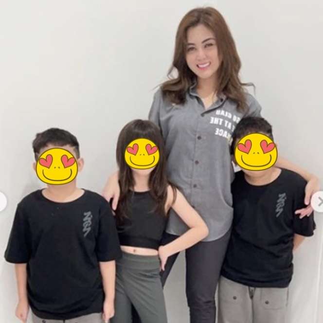 Ingat Dhena Devanka Mantan Istri Jonathan Frizzy? Kini Tempati Rumah Baru Bareng Ketiga Anaknya!