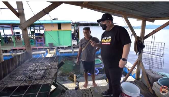 Potret Rumah Makan Apung di Tengah Laut, Konsepnya Unik Banget!