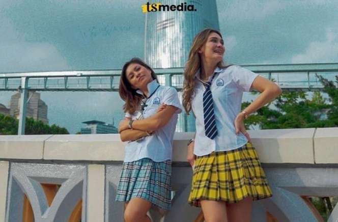 Potret Luna Maya Berkeliling Wahana Bermain Pakai Seragam Sekolah