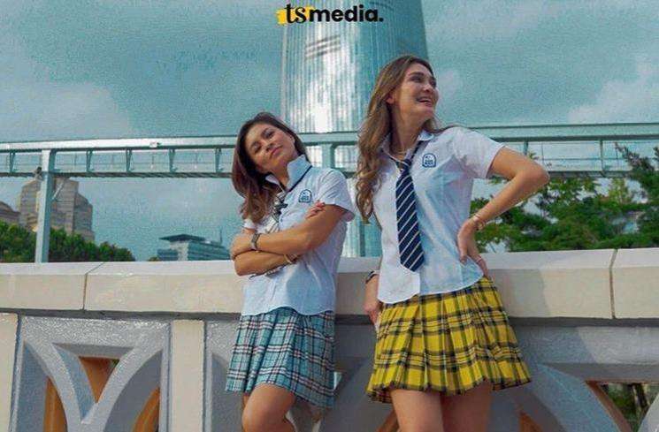 Potret Luna Maya Berkeliling Wahana Bermain Pakai Seragam Sekolah