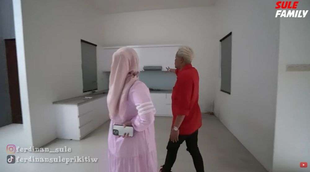 10 Adu Mewah Rumah Putri Delina VS Nathalie Holscher Pemberian Sule, Bak Bumi dan Langit! 