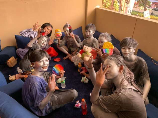 Potret Rezy Adisty Model Cantik yang Kerap Berbagi dengan Anak-anak Manusia Silver, Sisi Lain yang Tak Banyak Orang Tahu!