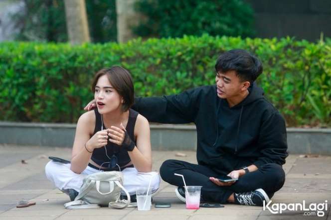 Disebut Mirip Fuji, Ini Potret Jeje dan Kekasih di Kawasan Sudirman, Pasangan Viral di TikTok!