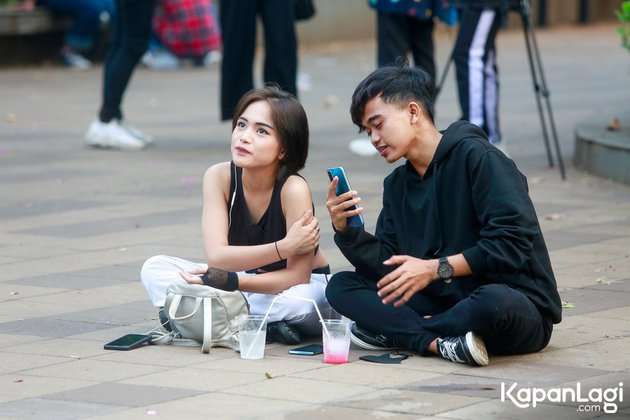 Disebut Mirip Fuji, Ini Potret Jeje dan Kekasih di Kawasan Sudirman, Pasangan Viral di TikTok!