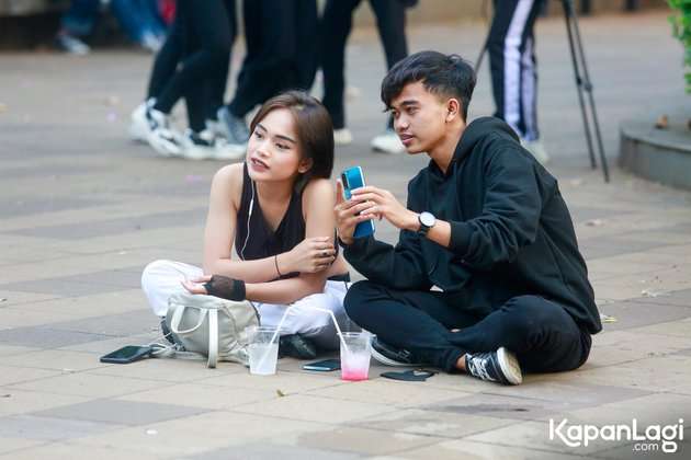 Disebut Mirip Fuji, Ini Potret Jeje dan Kekasih di Kawasan Sudirman, Pasangan Viral di TikTok!
