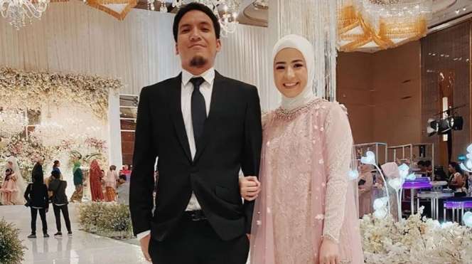 Potret Istri Pelawak Saat Kondangan, Penampilannya Bikin Pangling!