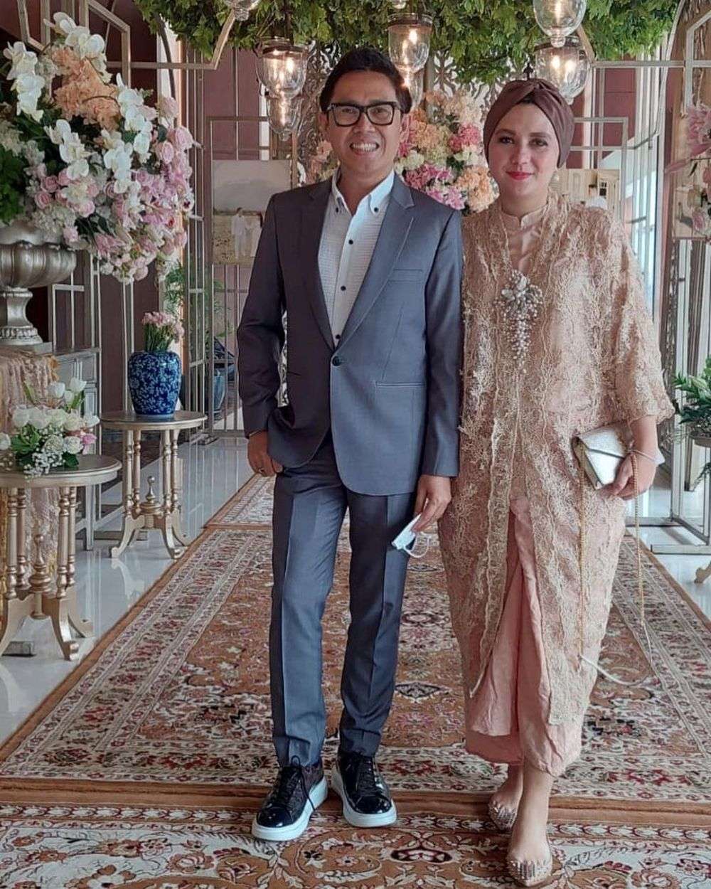 Potret Istri Pelawak Saat Kondangan, Penampilannya Bikin Pangling!