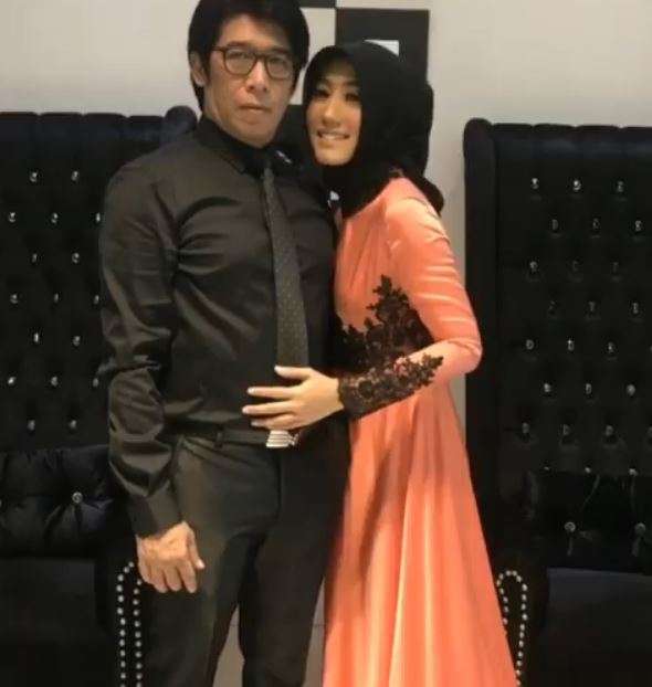 Potret Istri Pelawak Saat Kondangan, Penampilannya Bikin Pangling!