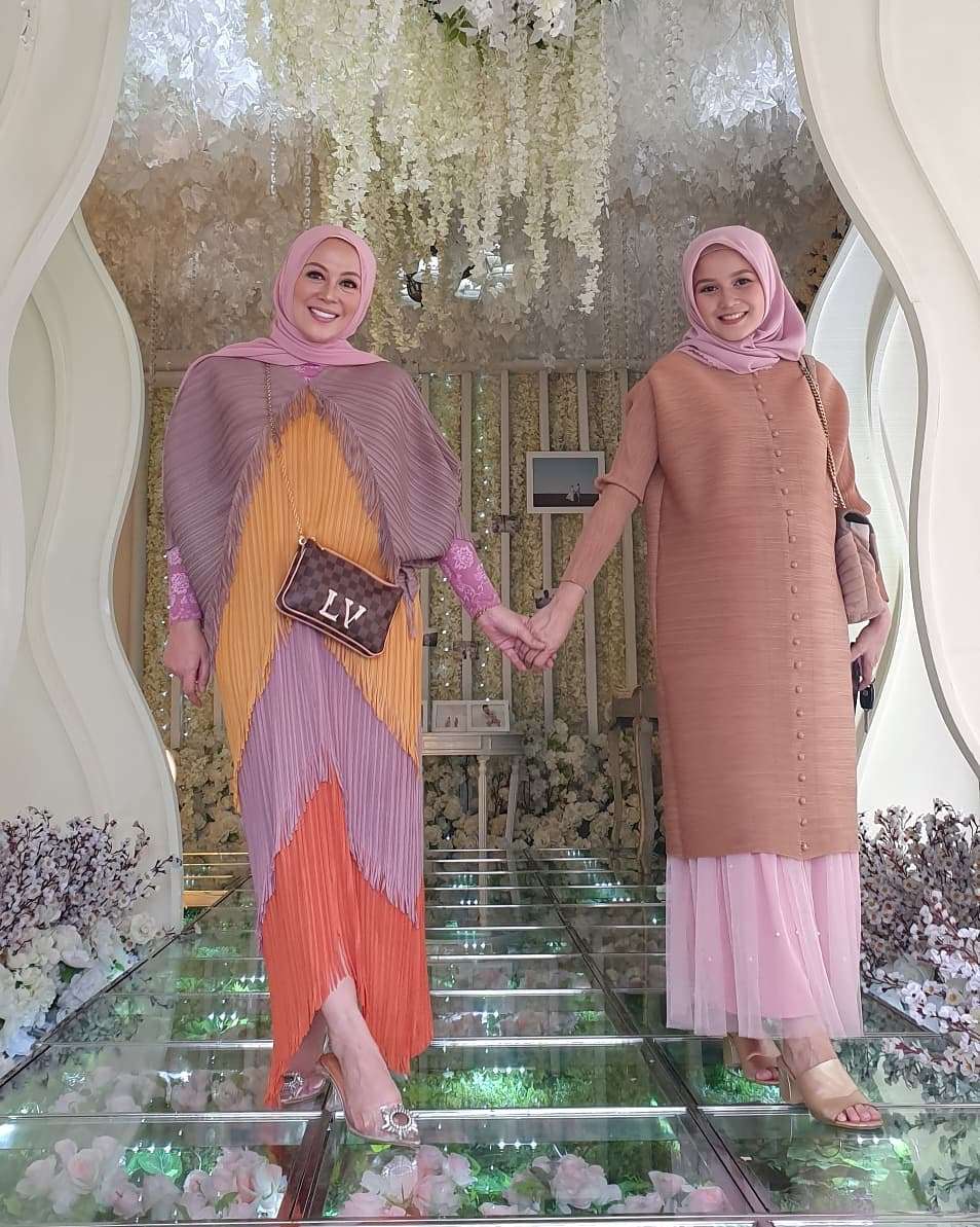 Potret Istri Pelawak Saat Kondangan, Penampilannya Bikin Pangling!