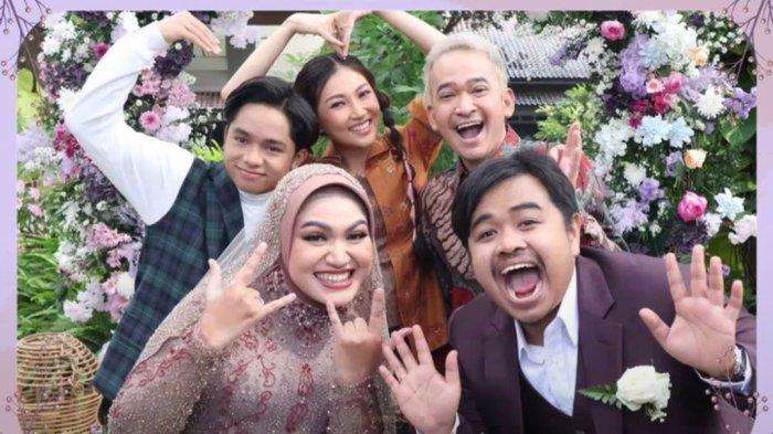 Potret Istri Pelawak Saat Kondangan, Penampilannya Bikin Pangling!