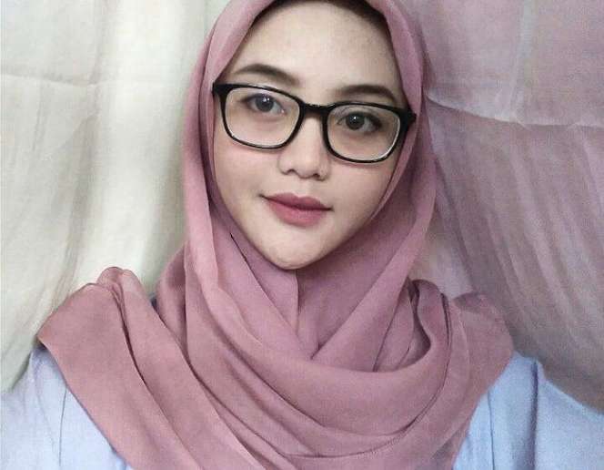 Jarang Tersorot! Potret Tia Septiana Anak Pelawak Mandra yang Berparas Menawan