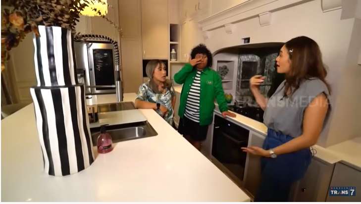 Potret Rumah Violenzia Jeanette, Bestie Vanessa Angel, Desainnya Super Mewah!