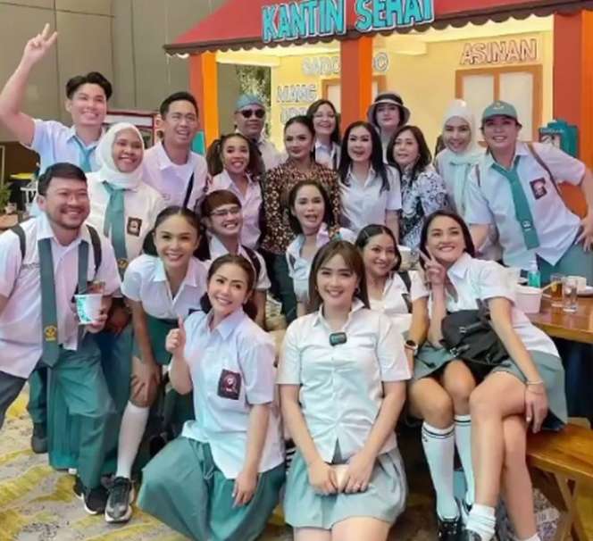 Potret Artis Pakai Baju SMA Hadiri Ulang Tahun Ussy Sulistiawaty yang Ke-41