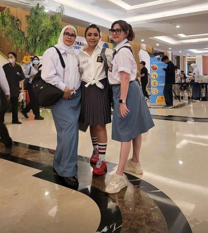 Potret Artis Pakai Baju SMA Hadiri Ulang Tahun Ussy Sulistiawaty yang Ke-41