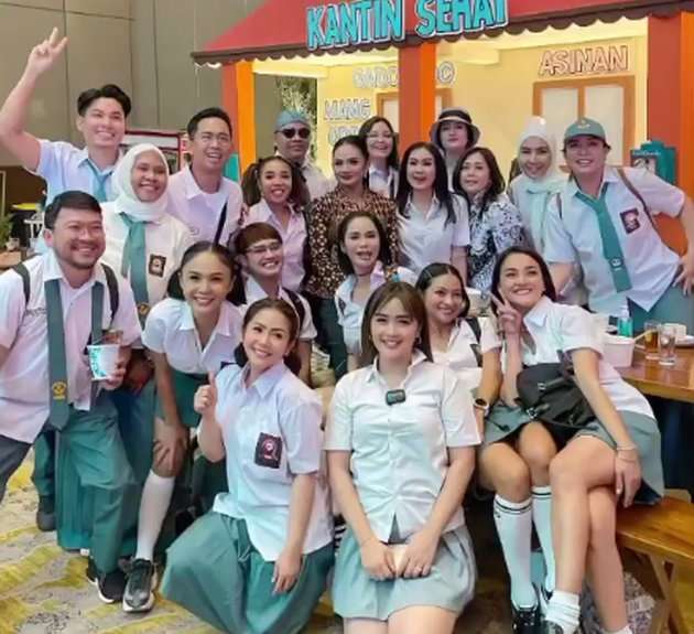 Potret Artis Pakai Baju SMA Hadiri Ulang Tahun Ussy Sulistiawaty yang Ke-41