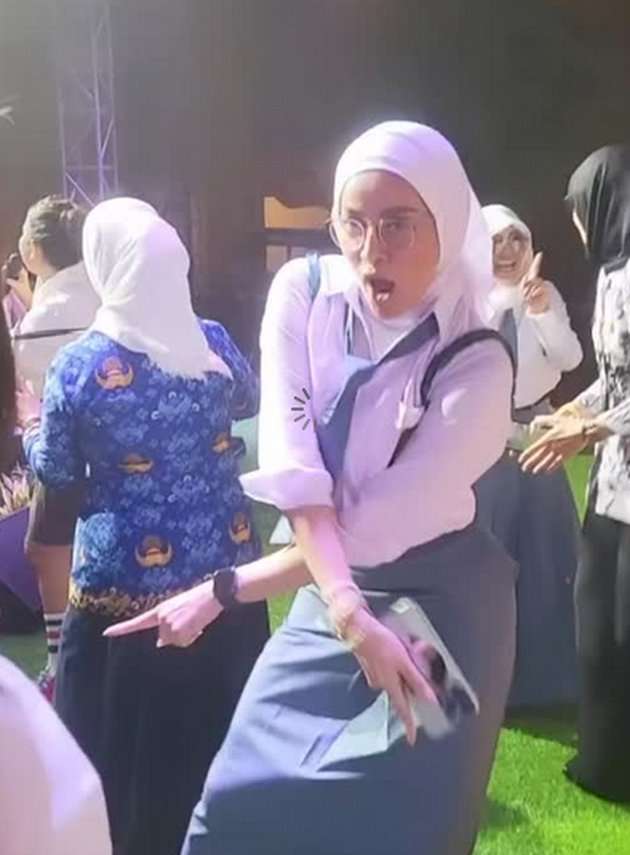 Potret Artis Pakai Baju SMA Hadiri Ulang Tahun Ussy Sulistiawaty yang Ke-41