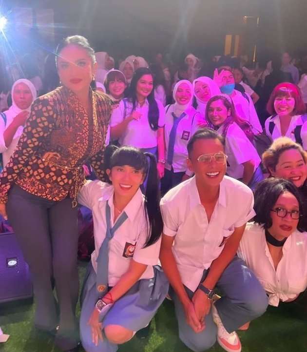 Potret Artis Pakai Baju SMA Hadiri Ulang Tahun Ussy Sulistiawaty yang Ke-41