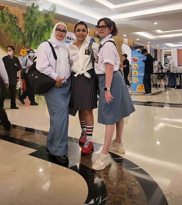 Potret Artis Pakai Baju SMA Hadiri Ulang Tahun Ussy Sulistiawaty yang Ke-41