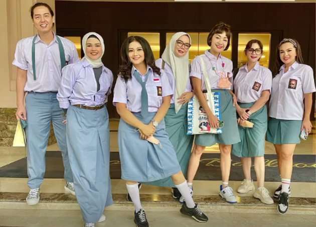 Potret Artis Pakai Baju SMA Hadiri Ulang Tahun Ussy Sulistiawaty yang Ke-41