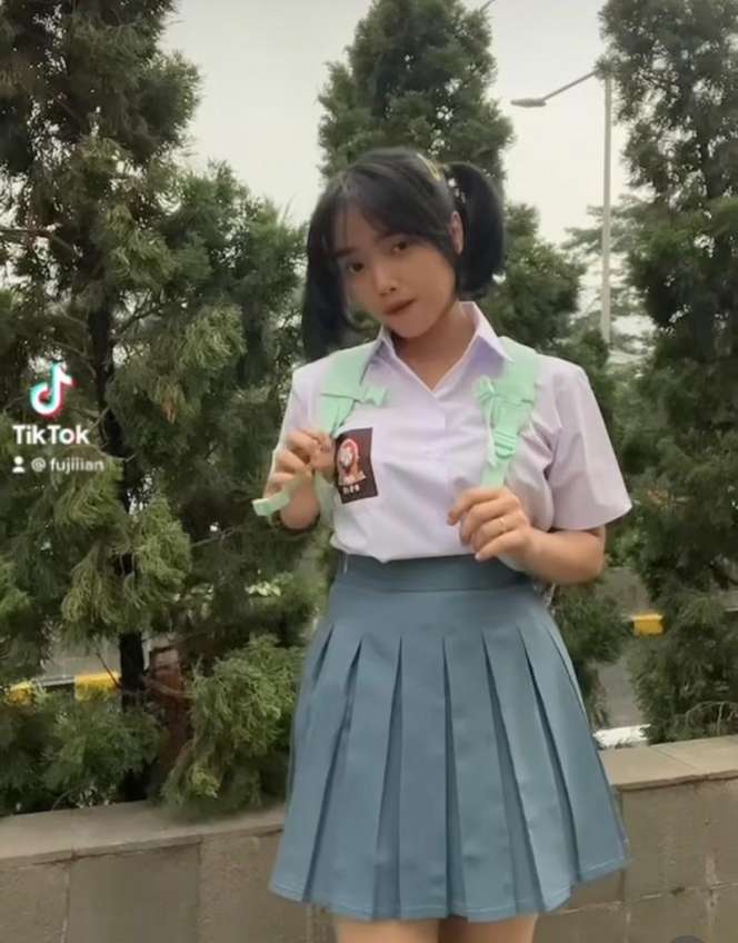 Pakai Seragam SMA, Penampilan Fuji di Ulang Tahun Ussy Sulistyawati Jadi Sorotan