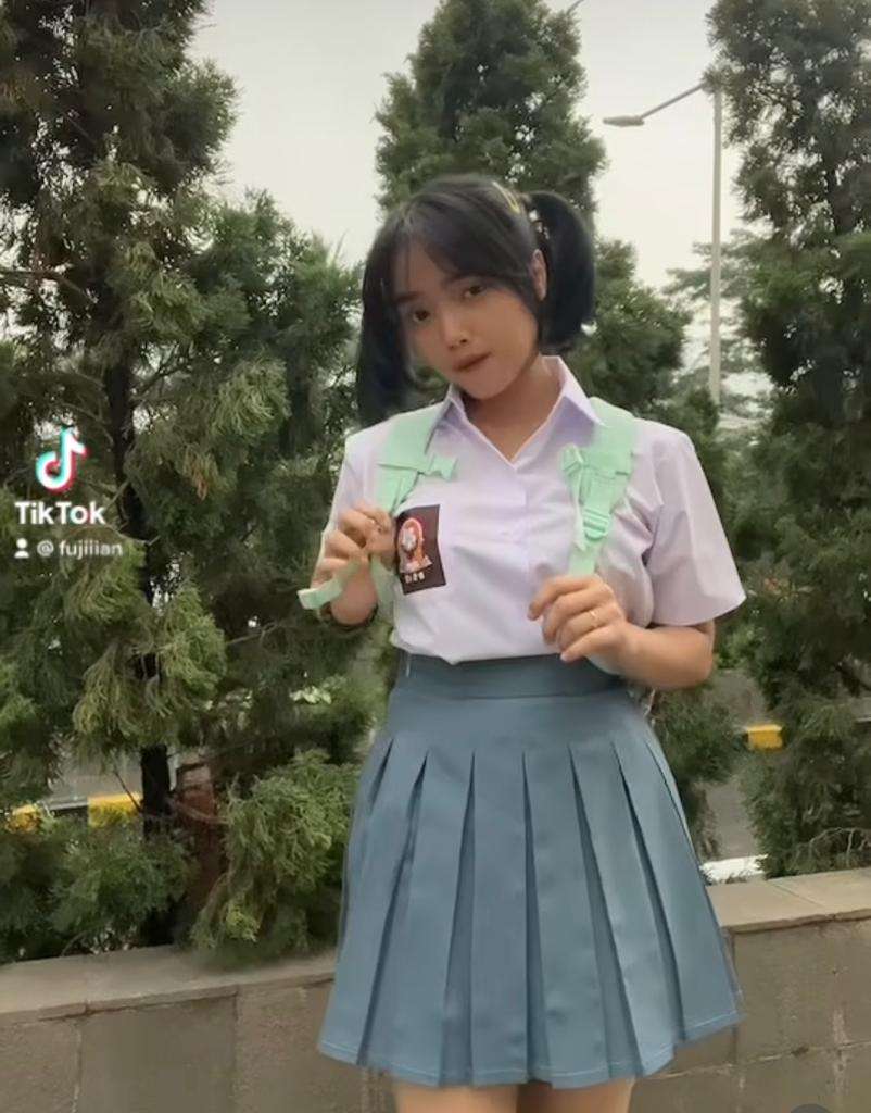 Pakai Seragam SMA, Penampilan Fuji di Ulang Tahun Ussy Sulistyawati Jadi Sorotan