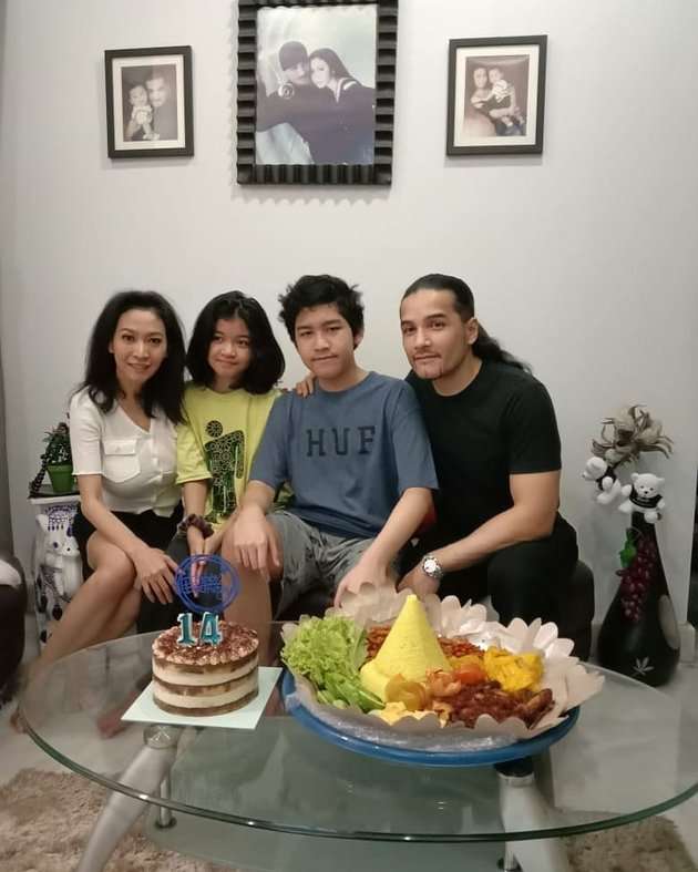 Tak Banyak yang Tahu, Ini Potret Istri Romy Rafael, Ternyata Awet Muda Banget!