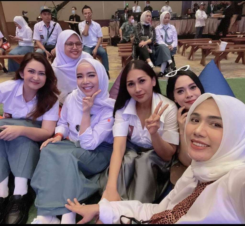 Pakai Seragam SMA di Pesta Ultah Ussy, Penampilan Nafa Urbach Bikin Melongo!