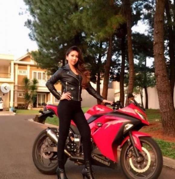 Potret Heni Tania Ibu Kombes Cantik Saat Naik Moge, Sangar Banget!