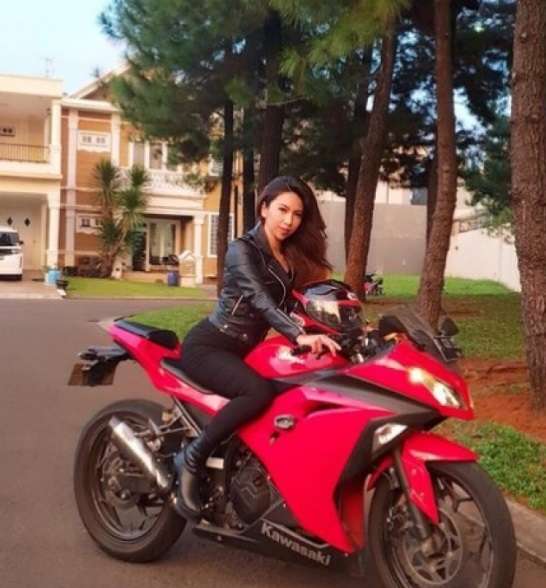 Potret Heni Tania Ibu Kombes Cantik Saat Naik Moge, Sangar Banget!