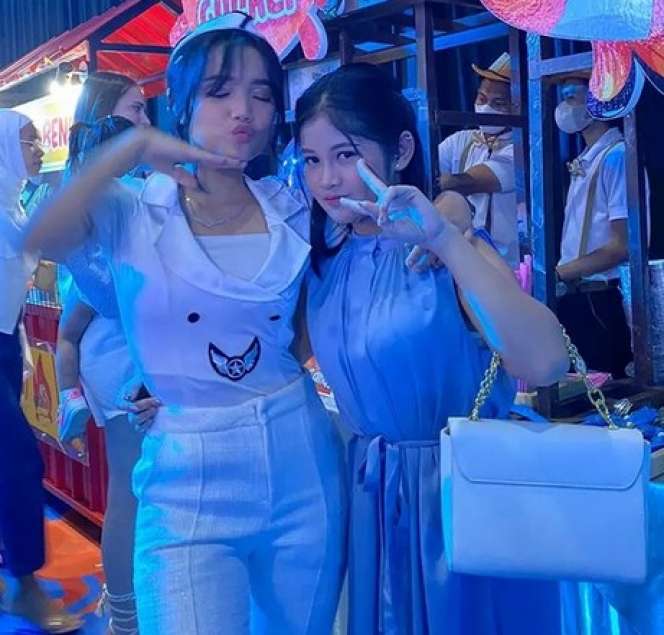 Potret Kedekatan Fuji dan Chika Adik Tiri Mayang
